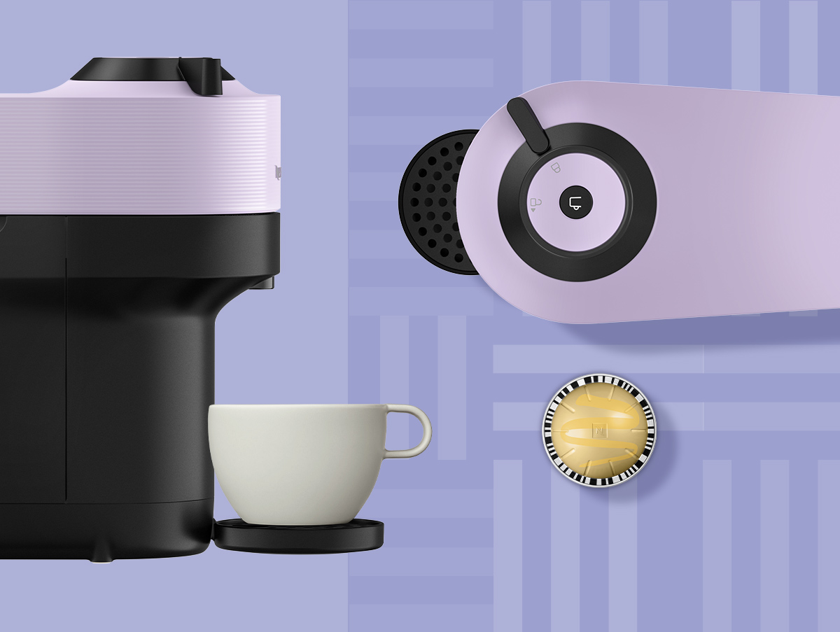Nespresso-OnPacks2025-06 Cafetera Nespresso Vertuo Pop lila con taza y cápsula, diseño de identidad estacional.