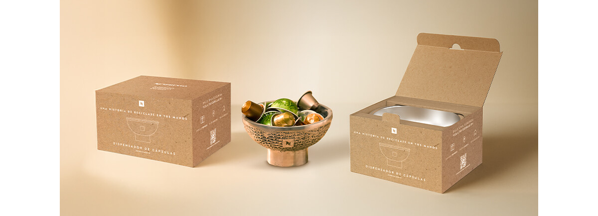 Dispensador de reciclaje Nespresso en escena cálida con diseño de Rodrigo Noriega